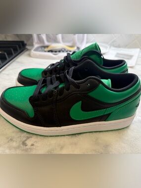 Jordan 1 Lows - Black, Green & White - Size 9 - Like New